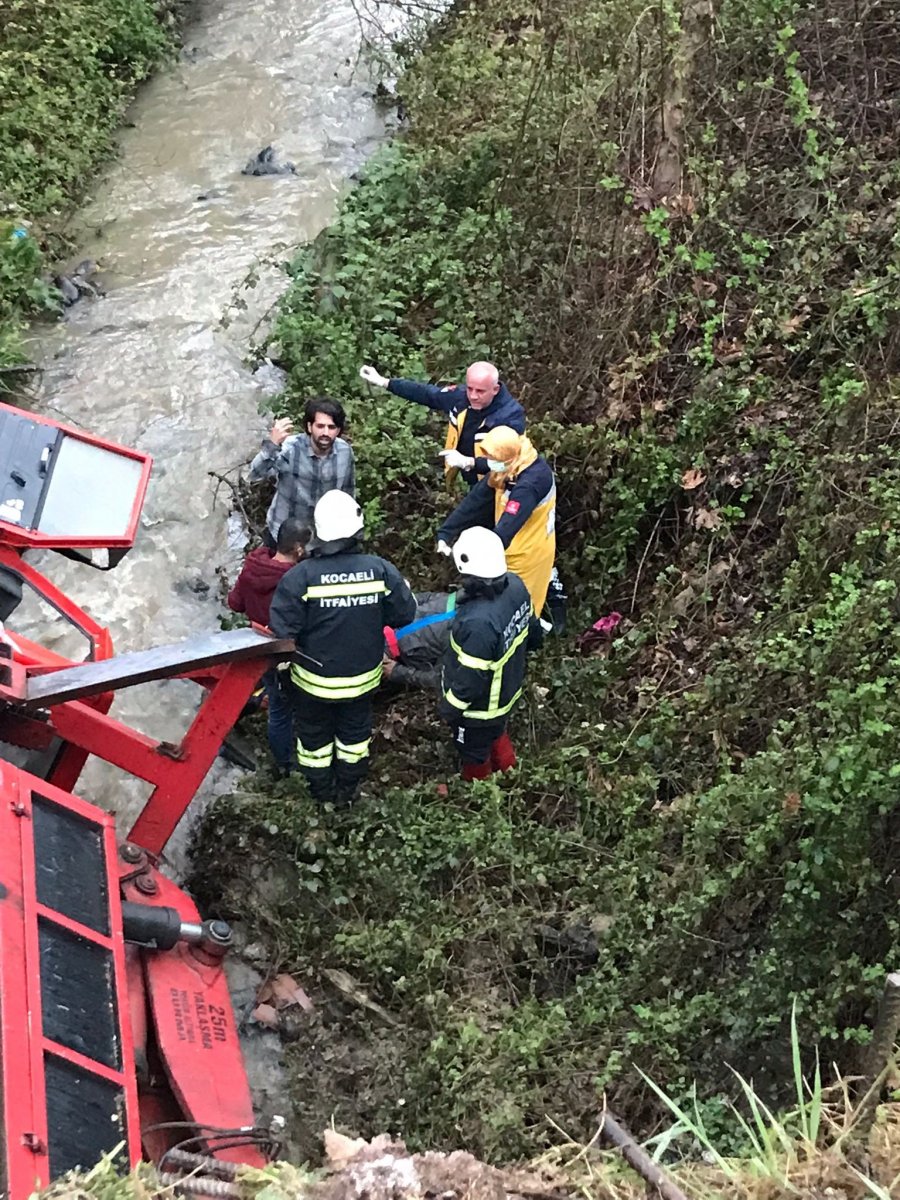 Kocaeli de dereye düşen vincin operatörü ekipler tarafından kurtarıldı #5
