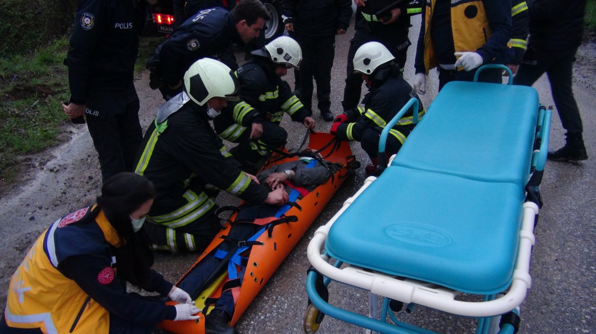 Kocaeli de dereye düşen vincin operatörü ekipler tarafından kurtarıldı #3