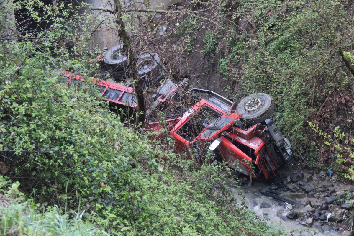 Kocaeli de dereye düşen vincin operatörü ekipler tarafından kurtarıldı #6