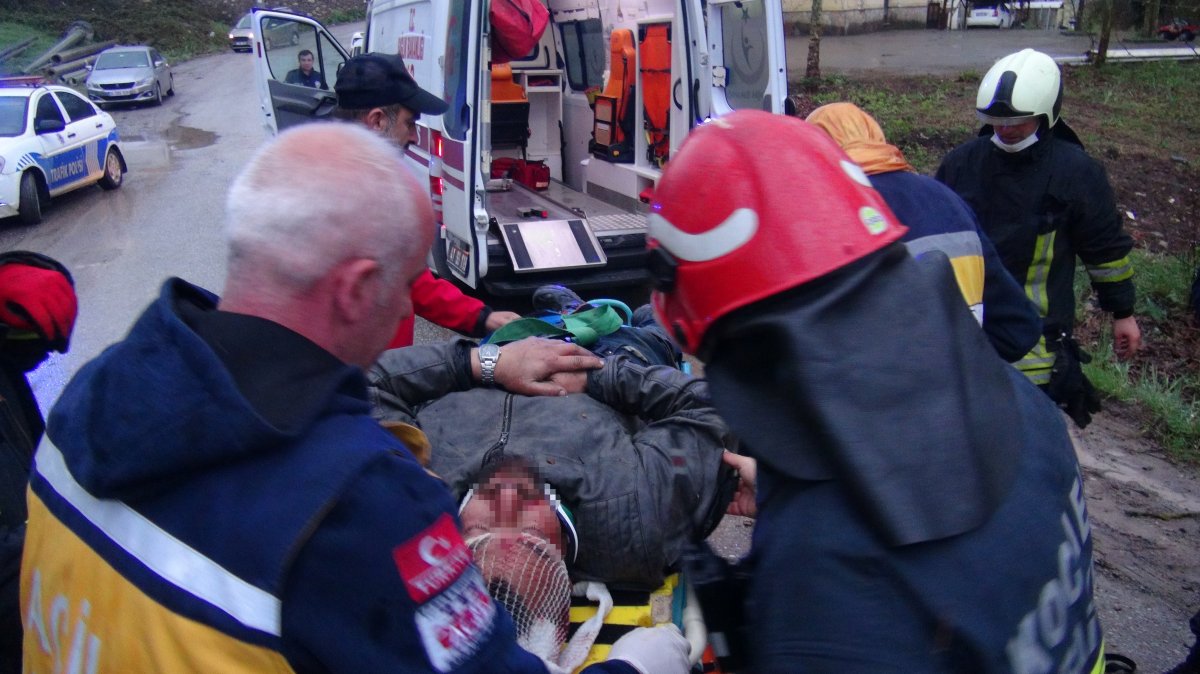 Kocaeli de dereye düşen vincin operatörü ekipler tarafından kurtarıldı #1