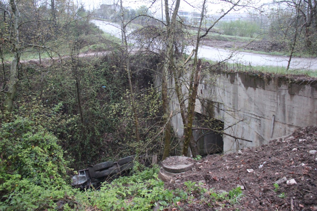 Kocaeli de dereye düşen vincin operatörü ekipler tarafından kurtarıldı #7