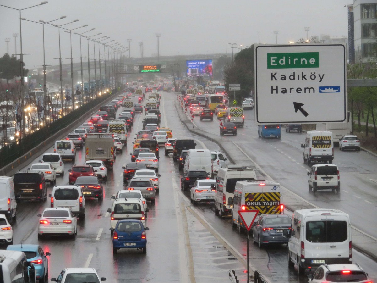 İstanbul da okullar açıldı, trafik yoğunluğu arttı #2