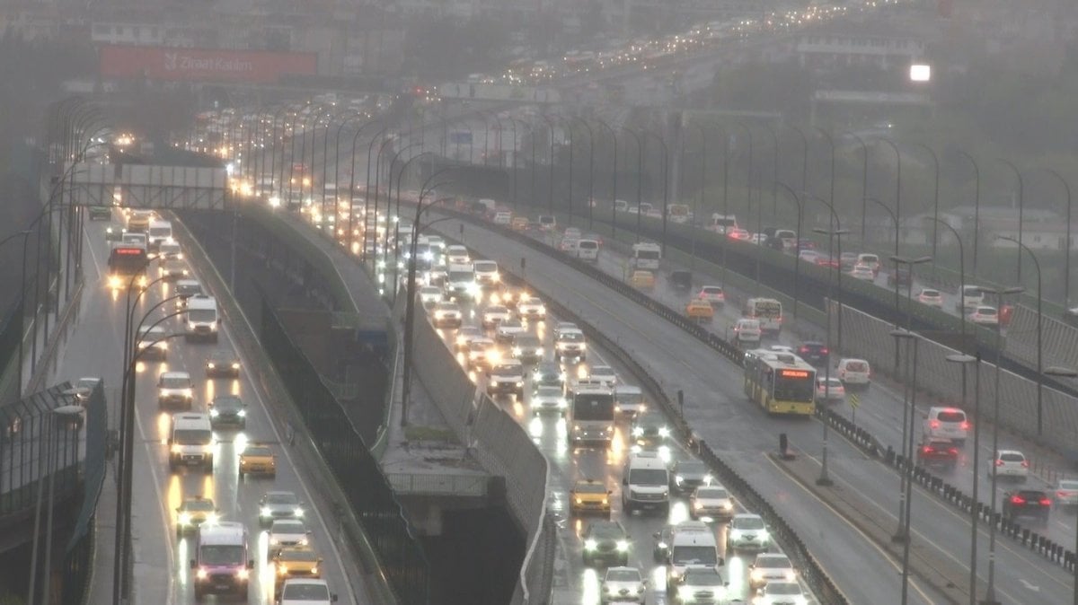 İstanbul da okullar açıldı, trafik yoğunluğu arttı #6