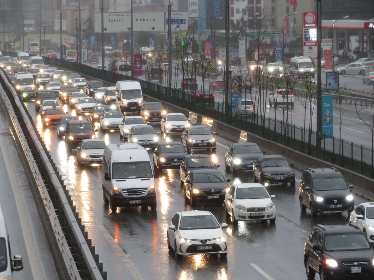İstanbul da okullar açıldı, trafik yoğunluğu arttı #5