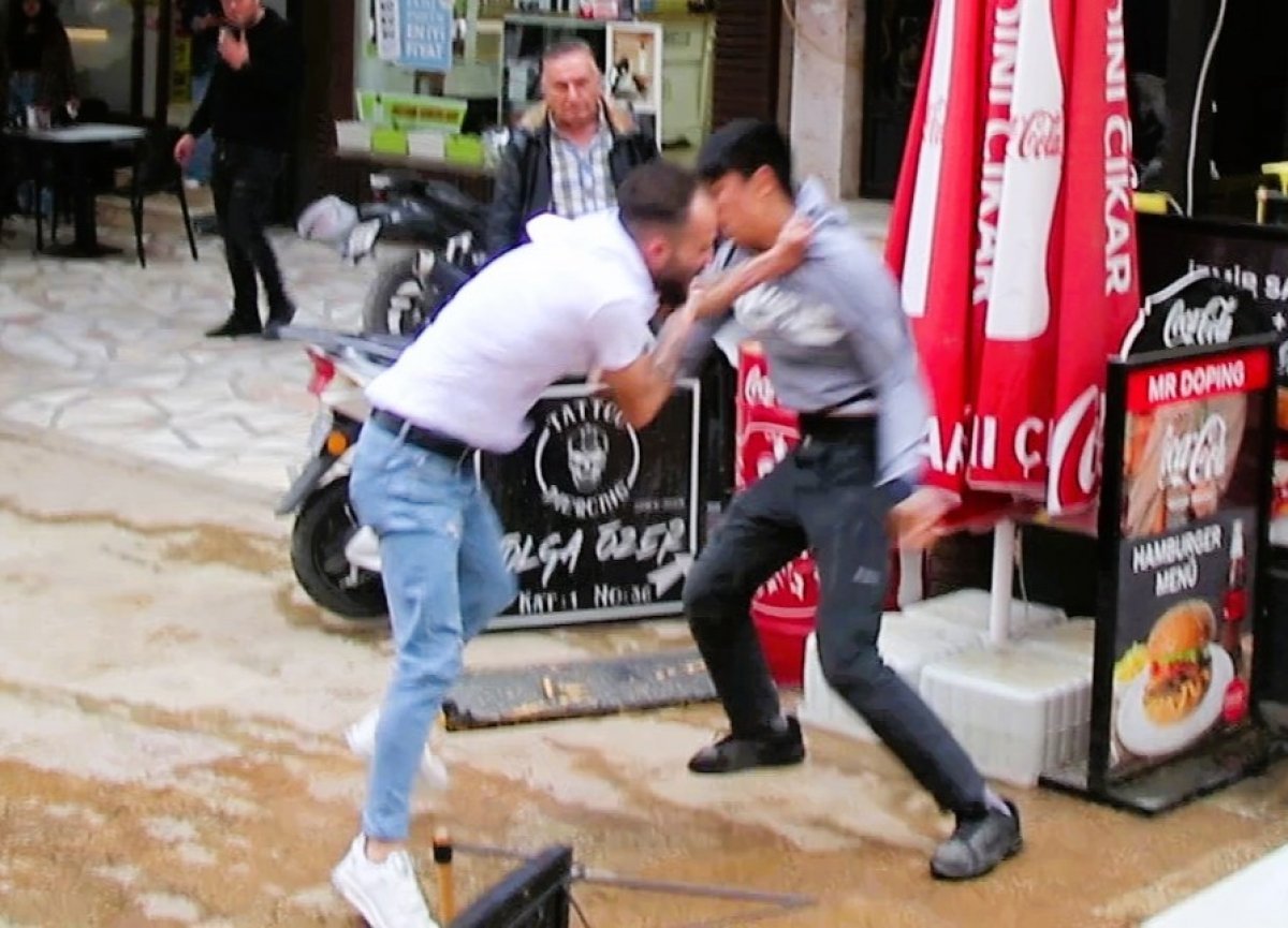 Denizli’de önce çocuğu ardından korumaya çalışan esnafı dövdüler #4