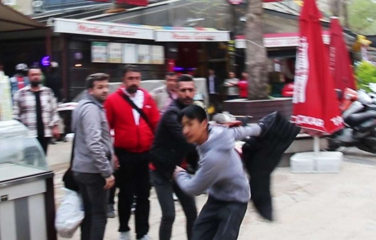 Denizli’de önce çocuğu ardından korumaya çalışan esnafı dövdüler #3