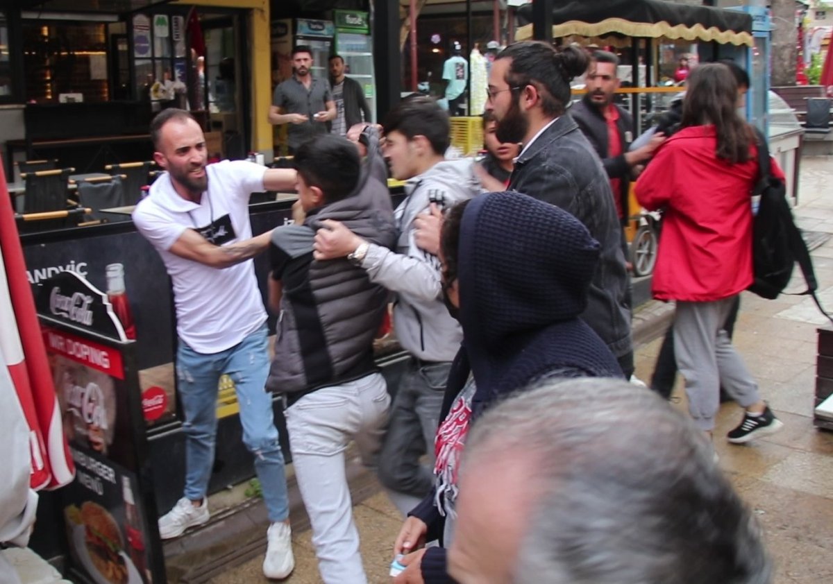 Denizli’de önce çocuğu ardından korumaya çalışan esnafı dövdüler #1