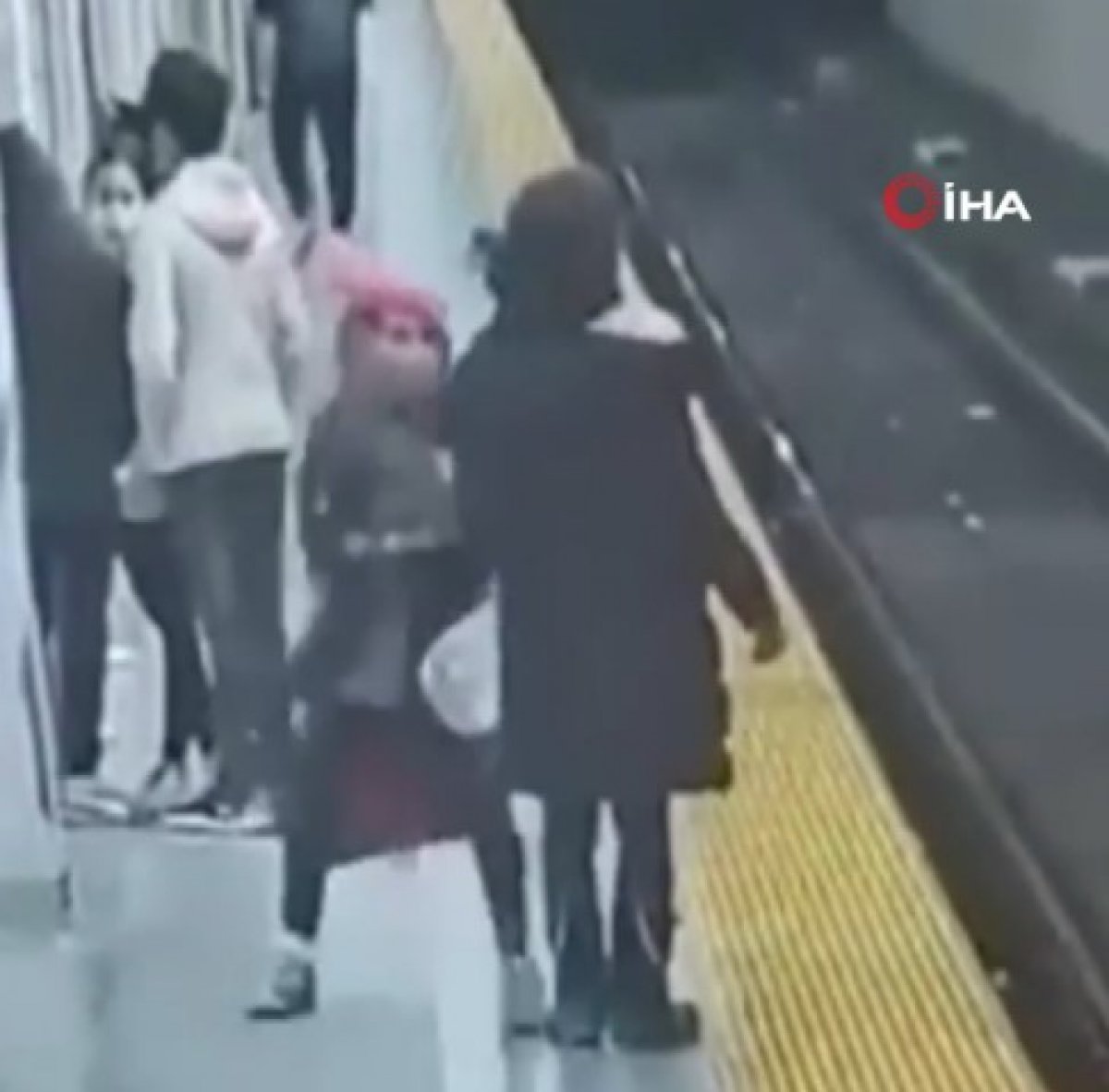 Kanada da metro bekleyen kadın raylara itildi #1