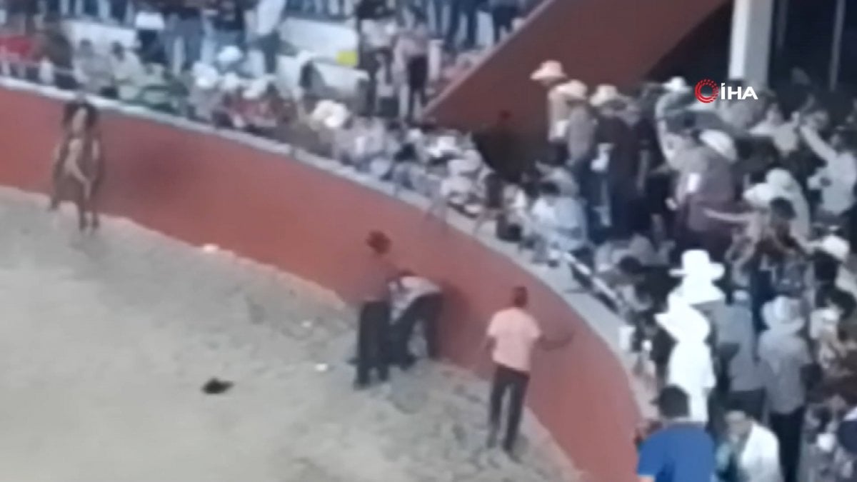 Blood spilled at bull catching event with lasso in Mexico #2