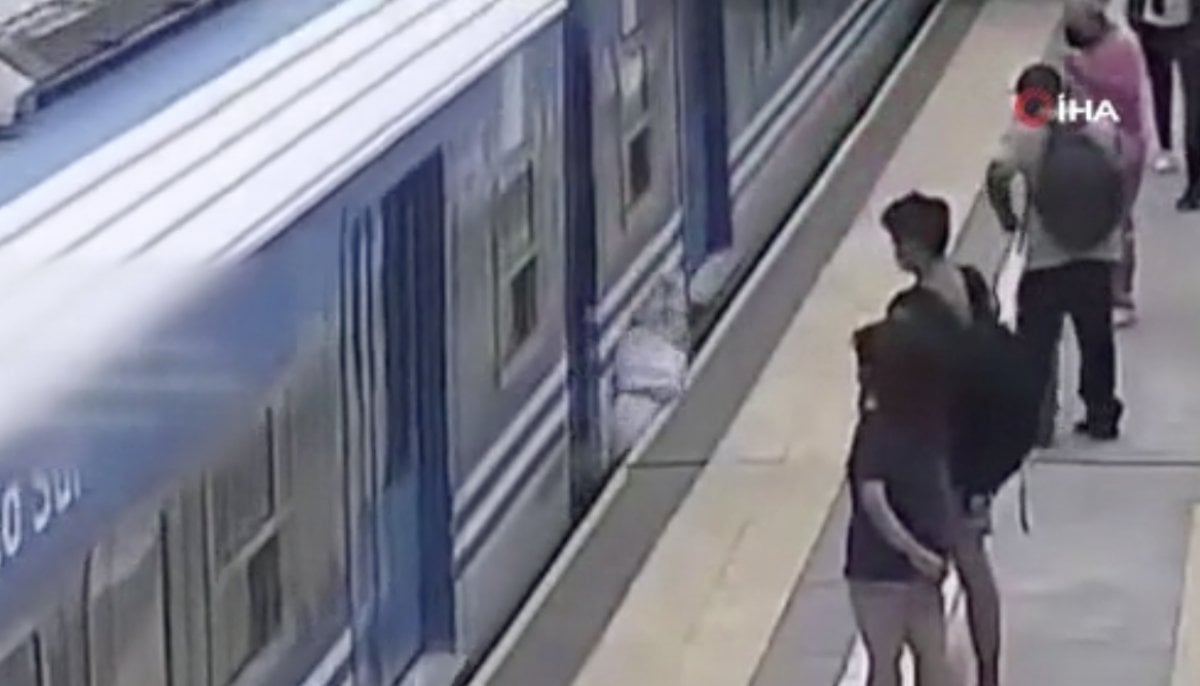 Miraculous salvation of the woman who fell on the rails in Argentina #2