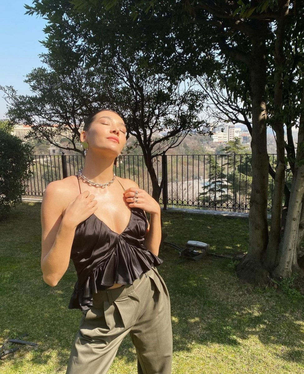 Aybüke Pusat's sleek and low-cut pose against the sun was stunning!  Comments rained down on her milky white skin... #2