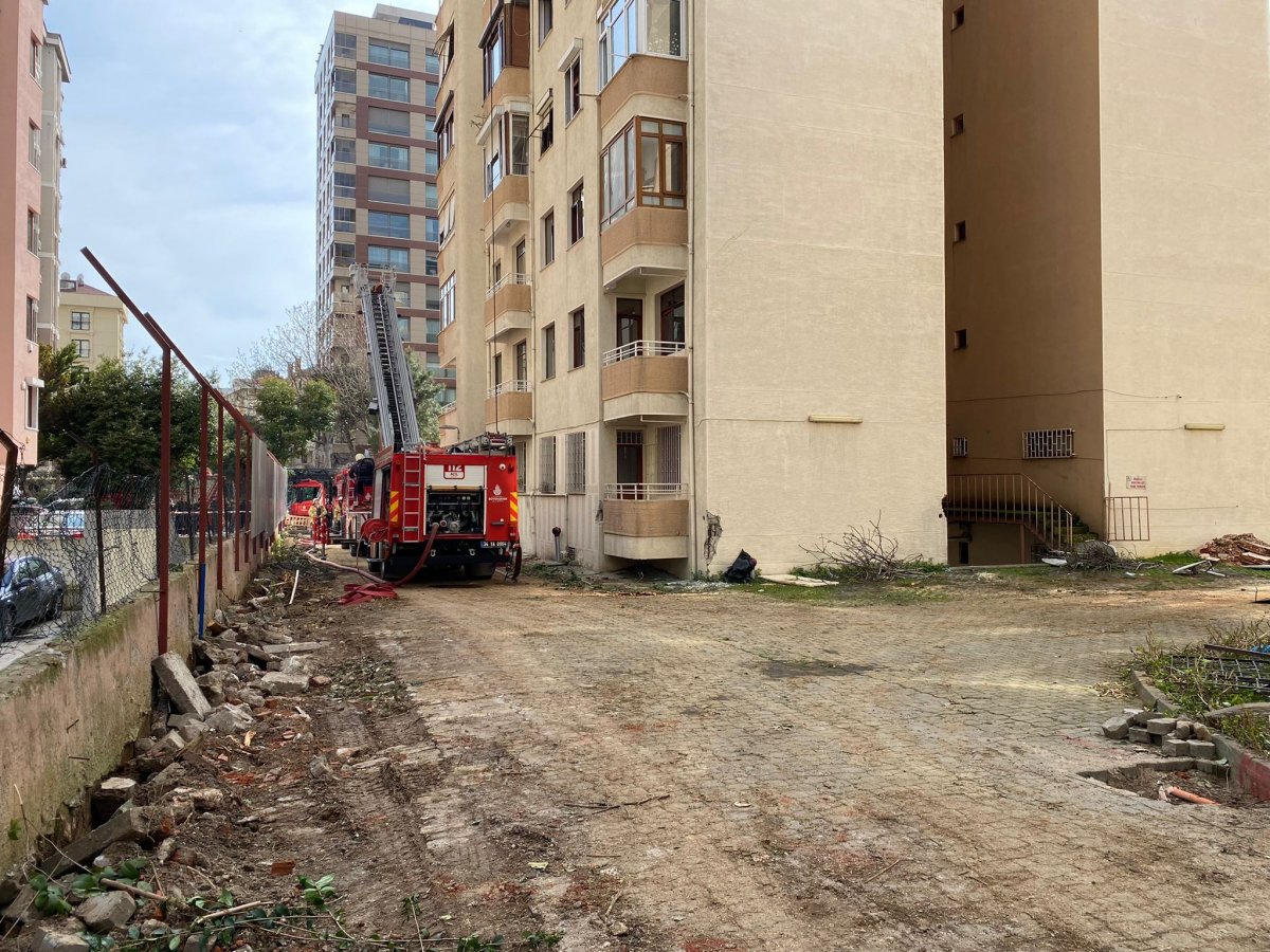 Kadıköy de metruk binada çıkan yangın söndürüldü #5