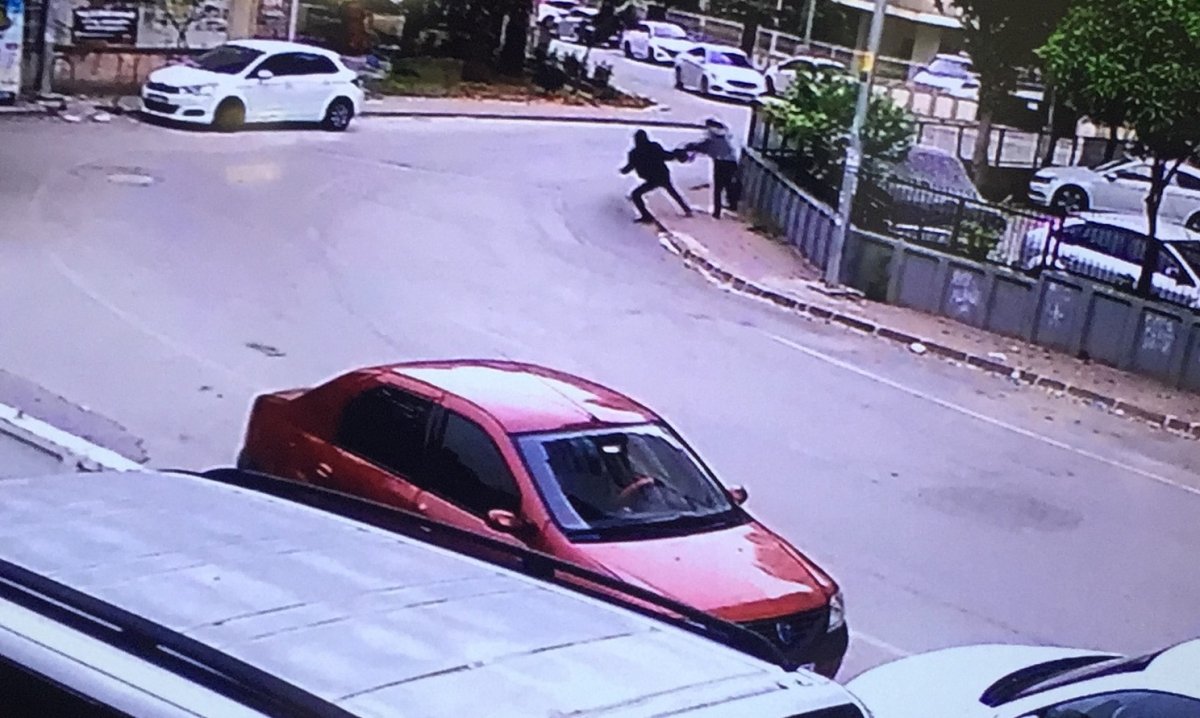  Kadını yerde sürükledi  #4