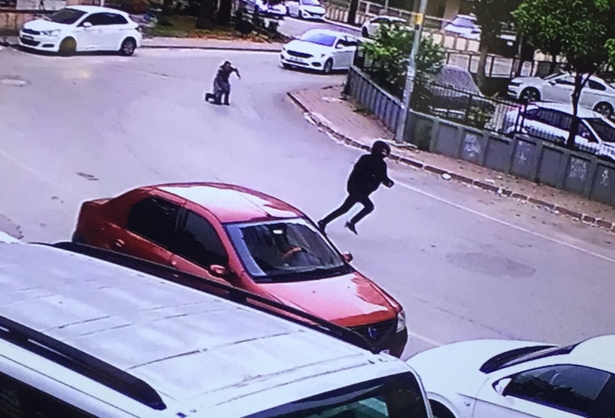  Kadını yerde sürükledi  #8