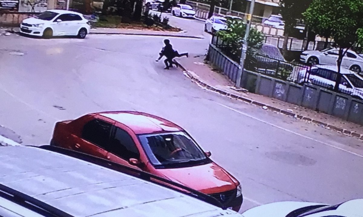  Kadını yerde sürükledi  #5