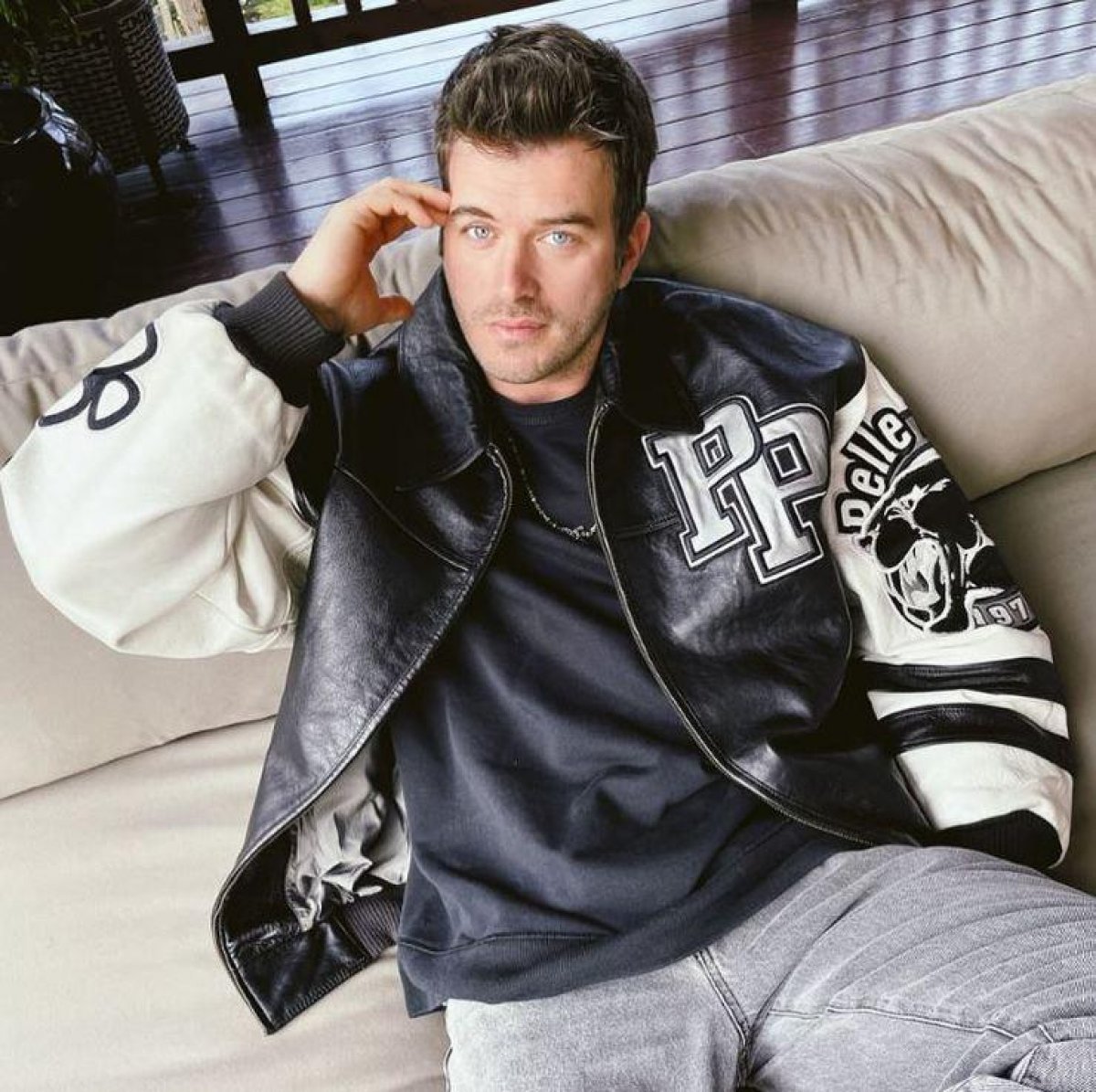 Kıvanç Tatlıtuğ un yeni imajı hayranlarını hüsrana uğrattı! Bıyıklarıyla sosyal medyayı salladı #3