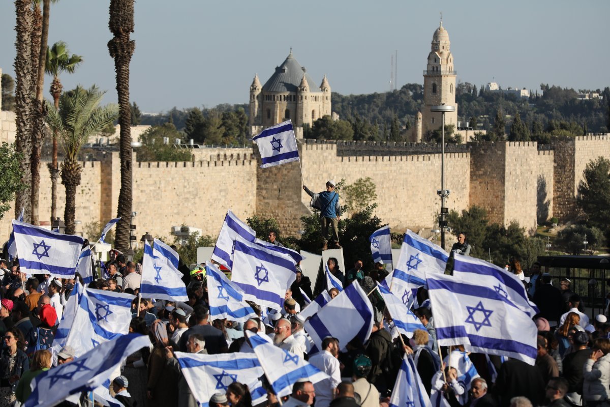 Israel prevents fanatic Jews from marching flag #4