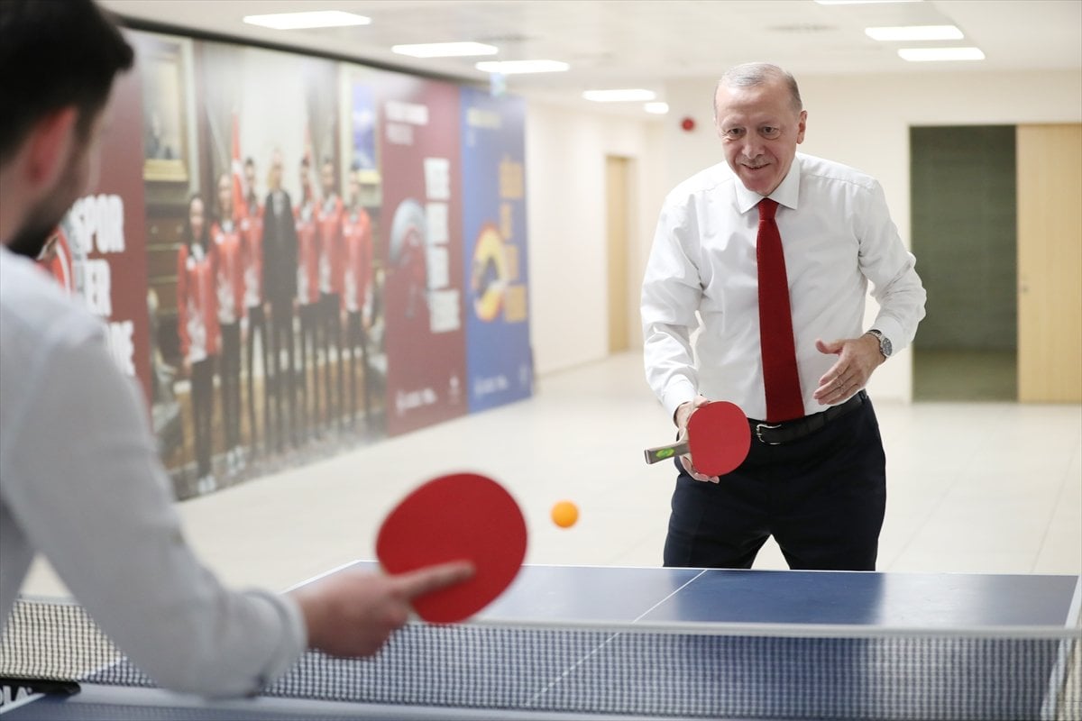 Cumhurbaşkanı Erdoğan, gençlerle masa tenisi oynadı #14