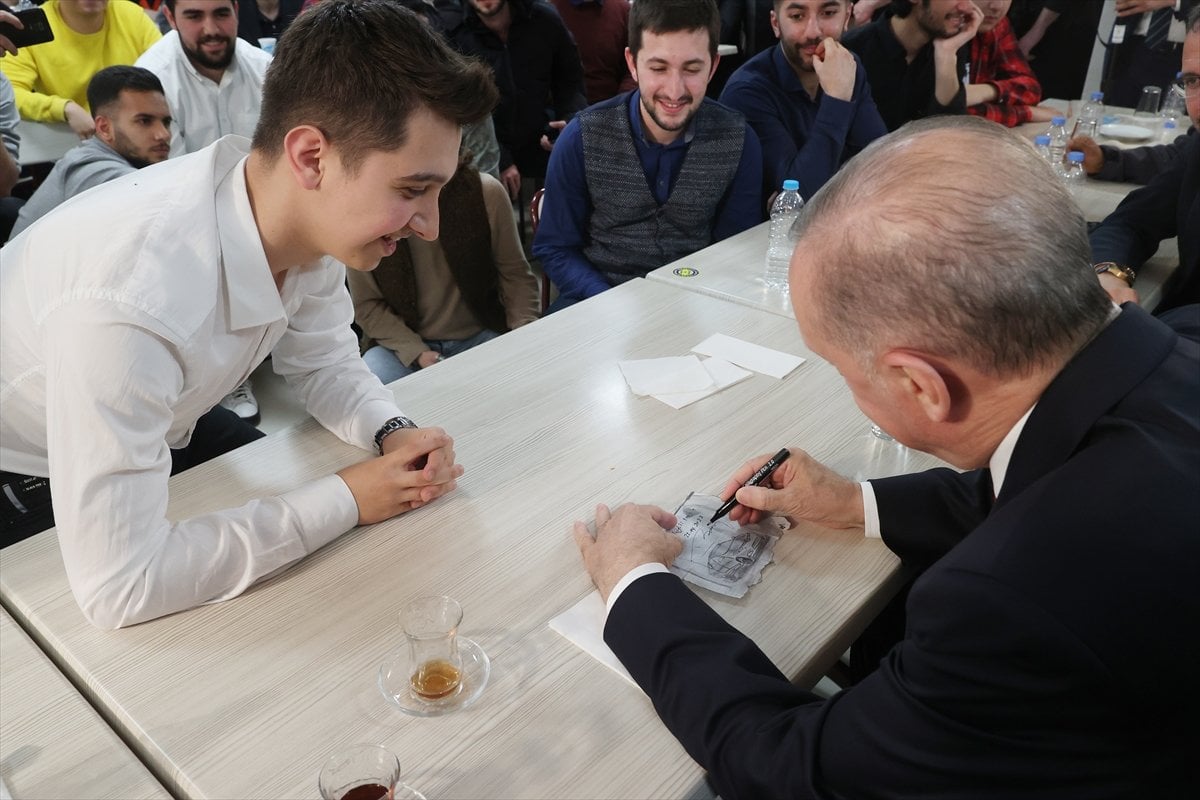 Cumhurbaşkanı Erdoğan, gençlerle masa tenisi oynadı #1