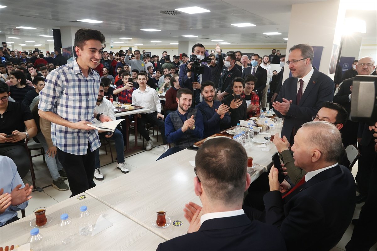 Cumhurbaşkanı Erdoğan, gençlerle masa tenisi oynadı #10