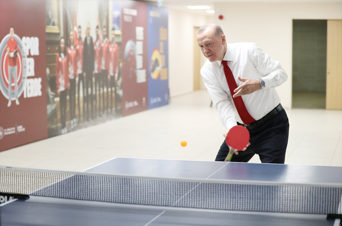 Cumhurbaşkanı Erdoğan, gençlerle masa tenisi oynadı #13
