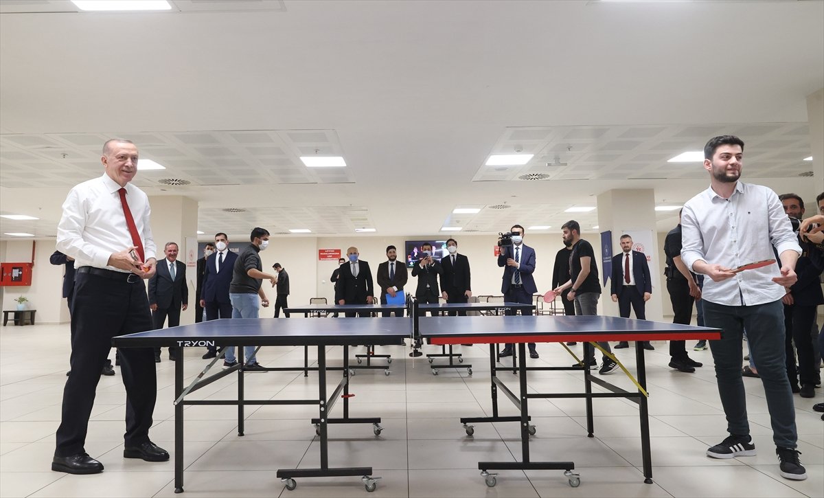 Cumhurbaşkanı Erdoğan, gençlerle masa tenisi oynadı #7