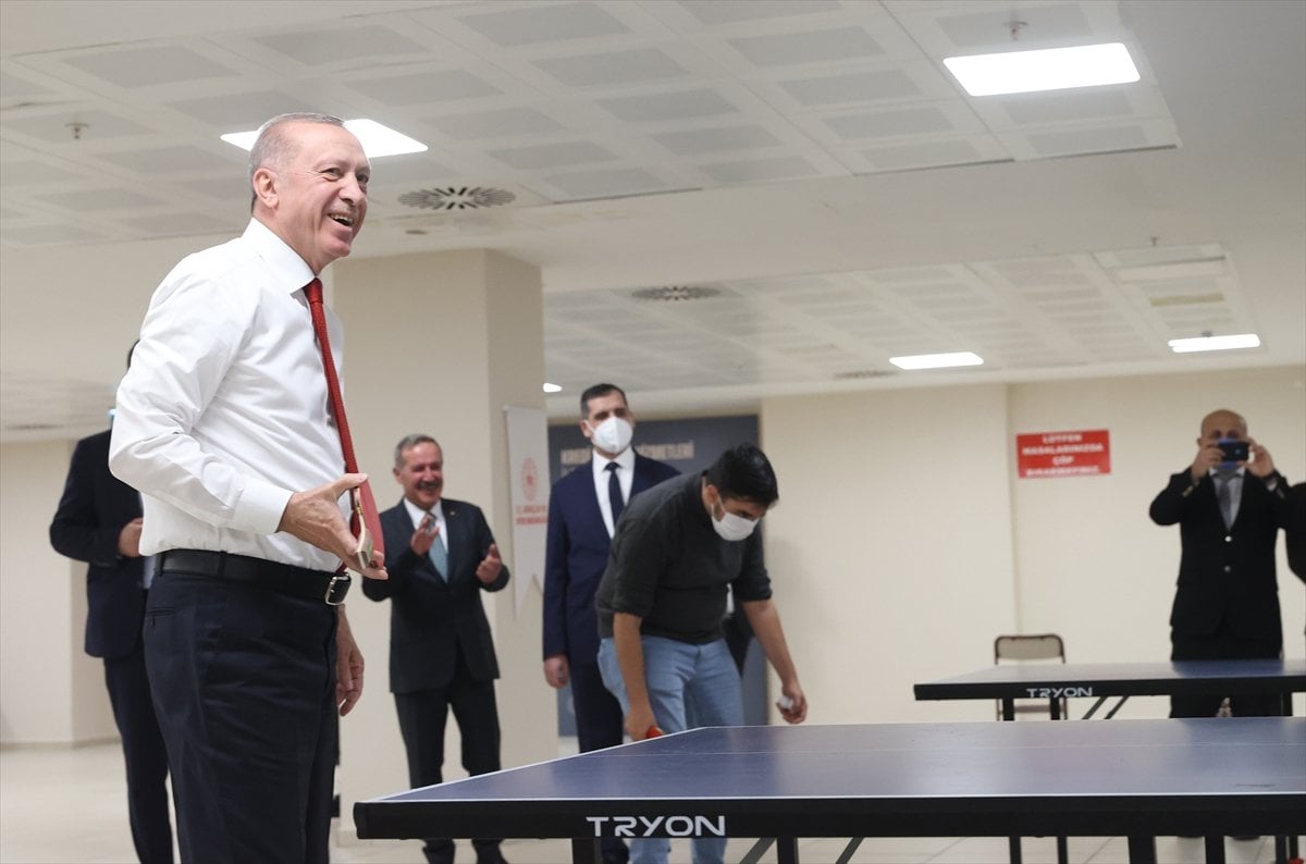 Cumhurbaşkanı Erdoğan, gençlerle masa tenisi oynadı #5