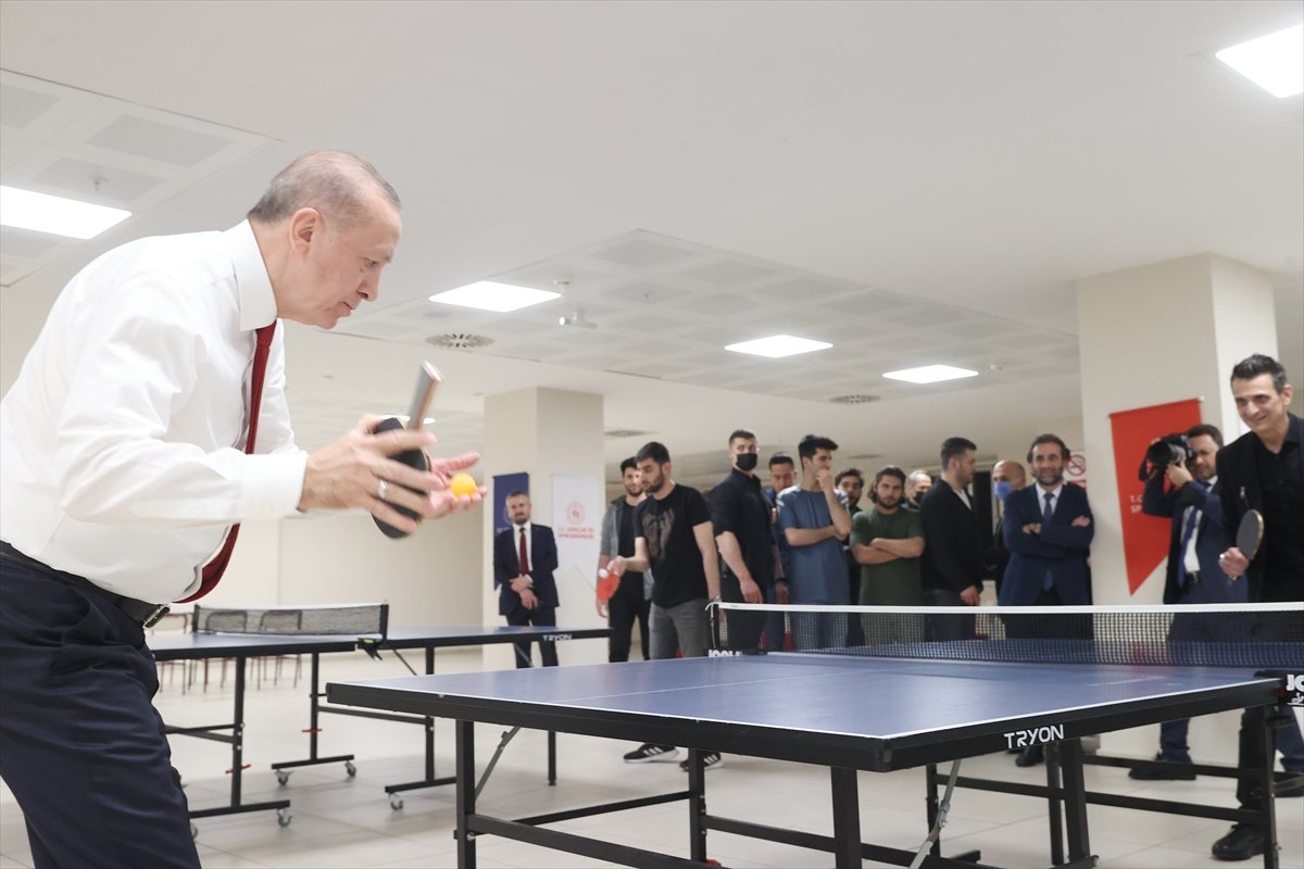 Cumhurbaşkanı Erdoğan, gençlerle masa tenisi oynadı #3
