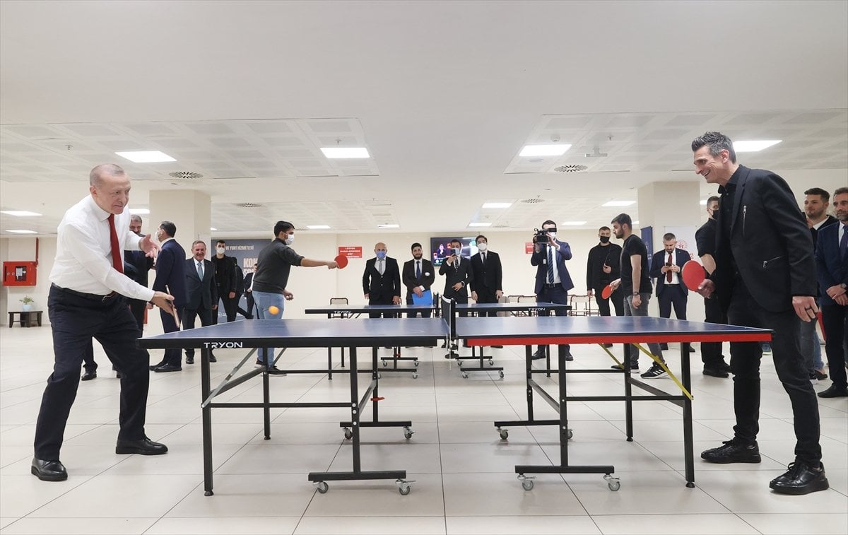 Cumhurbaşkanı Erdoğan, gençlerle masa tenisi oynadı #6