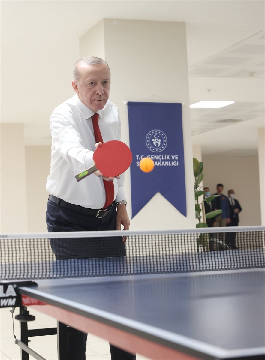 Cumhurbaşkanı Erdoğan, gençlerle masa tenisi oynadı #4