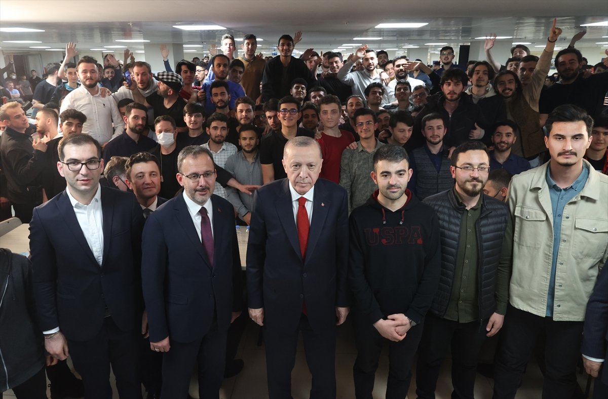 Cumhurbaşkanı Erdoğan, gençlerle masa tenisi oynadı #16