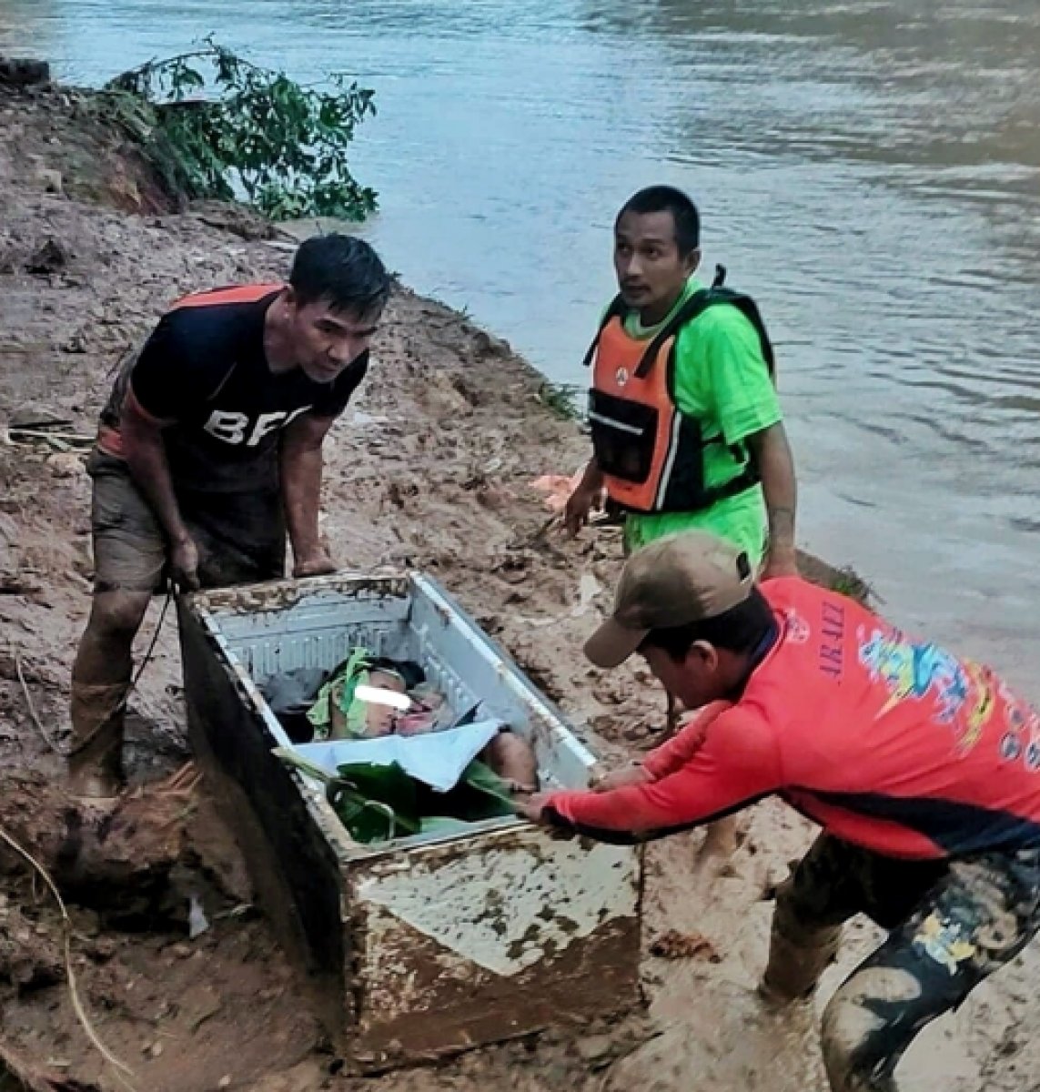 He hid in the refrigerator to avoid landslides in the Philippines #1