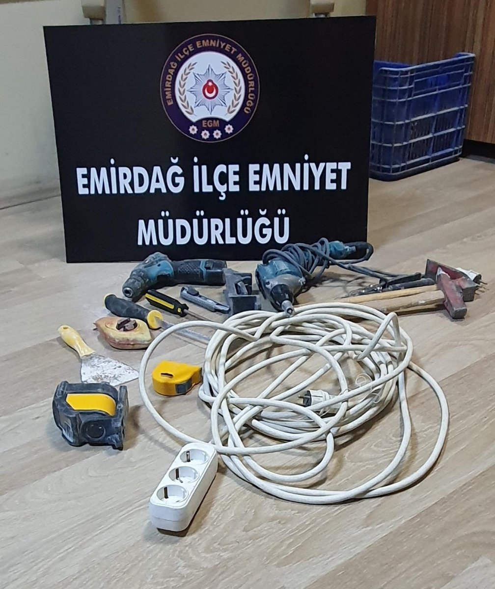 Afyonkarahisar da inşaatları soyan hırsızı kıyafeti ele verdi #1