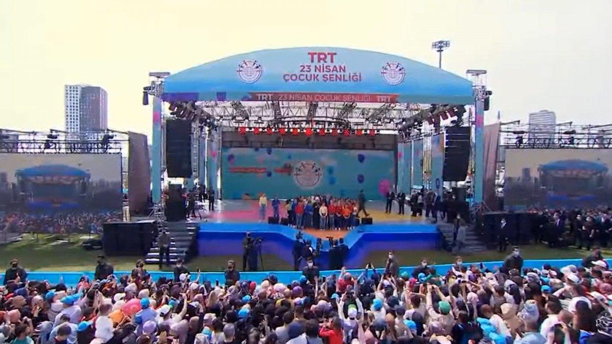 Cumhurbaşkanı Erdoğan 23 Nisan etkinliğinde çocuklarla şarkı söyledi #1