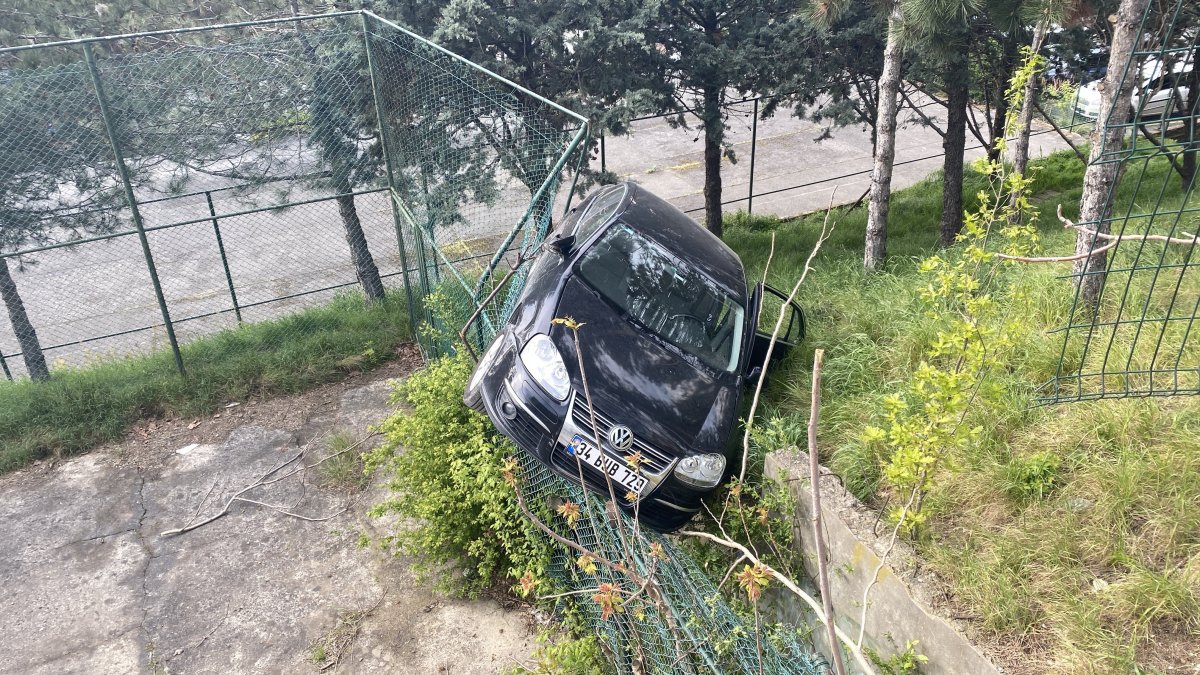 Ortaköy de pedalları karıştıran sürücü kaza yaptı #3