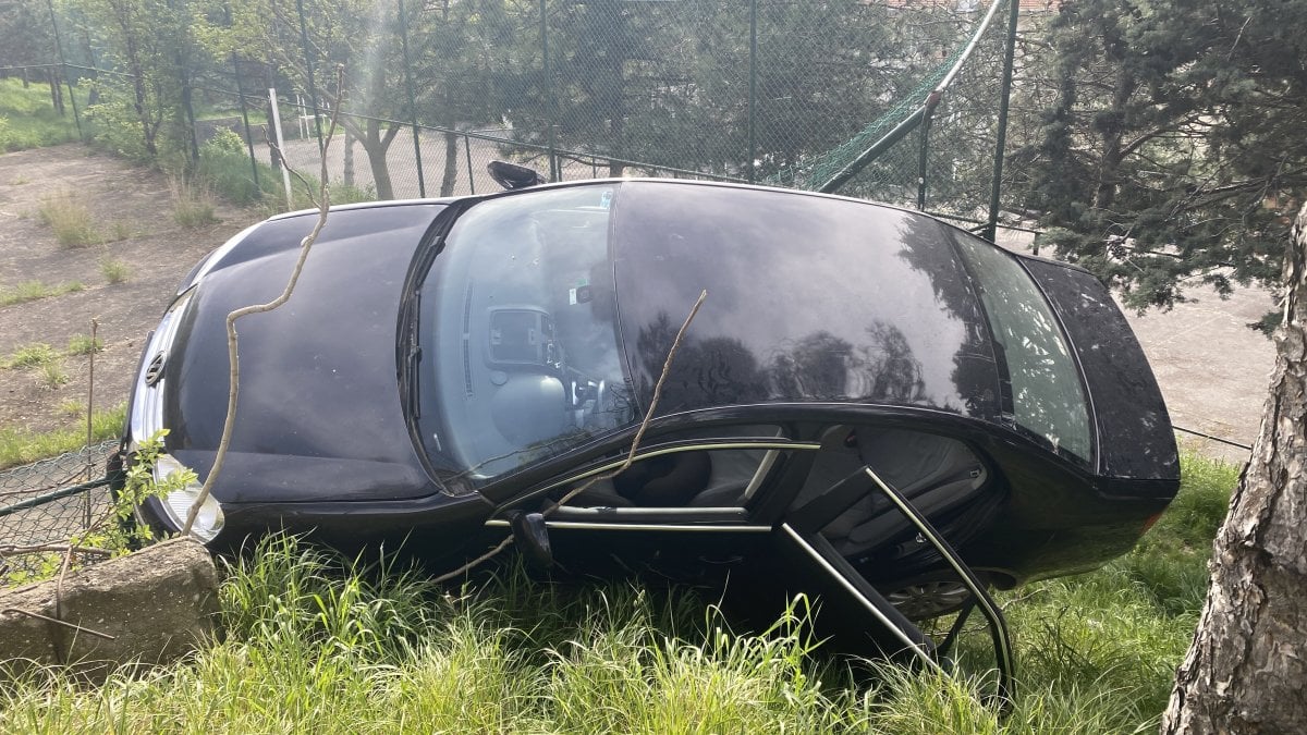 Ortaköy de pedalları karıştıran sürücü kaza yaptı #1