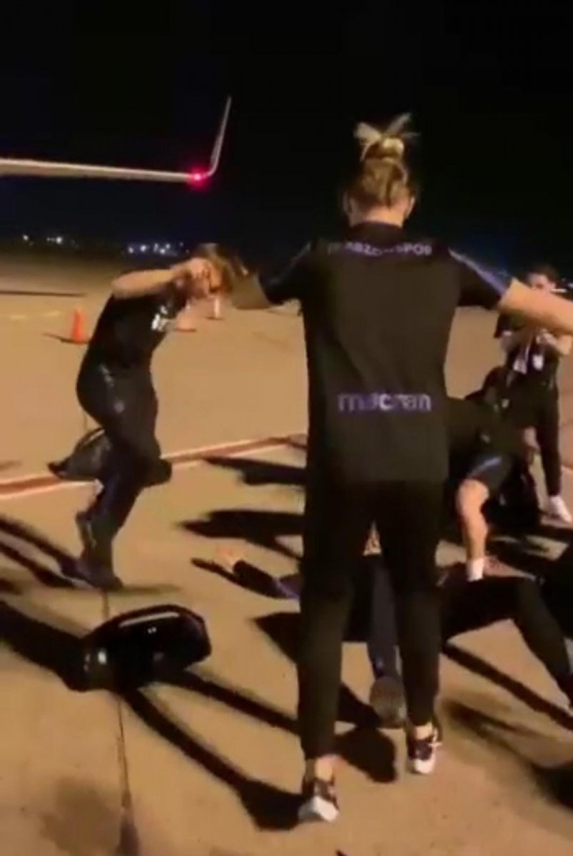 Trabzonsporlu futbolcular havalimanında kolbastı oynadı #2