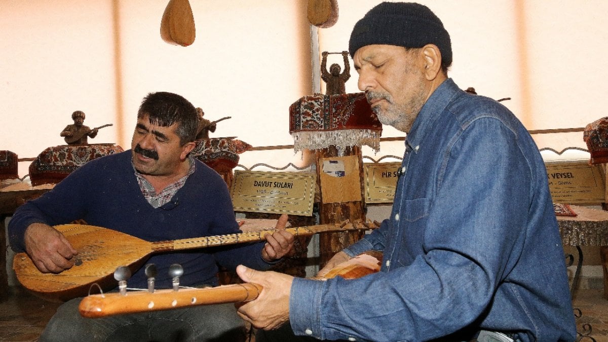 Amerikalı müzisyen, Türk ozanlarının eserlerini İngilizce seslendiriyor #3