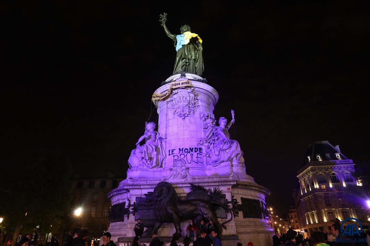 Fransa da Macron karşıtları sokaklara çıktı #1