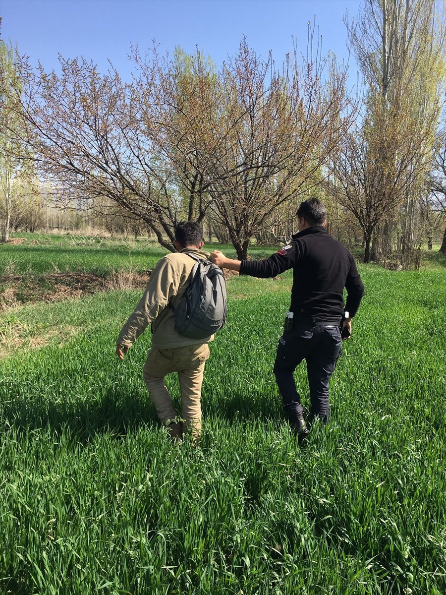 Erzincan da, kırsal arazide kaçan 9 kaçak göçmen yakalandı #1