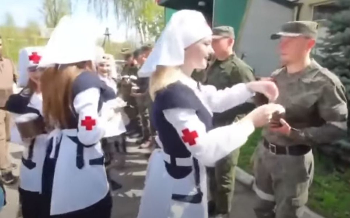 Russian nurses gave morale to the soldiers #1