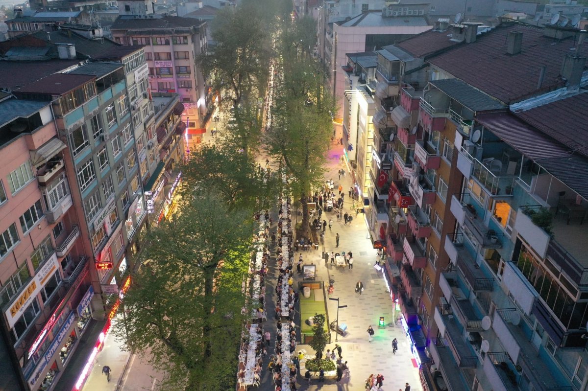 Kocaeli de 3 kilometrelik iftar sofrası hazırlandı #1