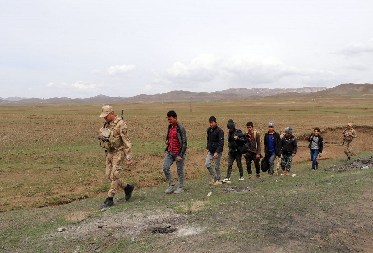 Türkiye - İran sınırında jandarmanın kaçak göçmen operasyonu #3