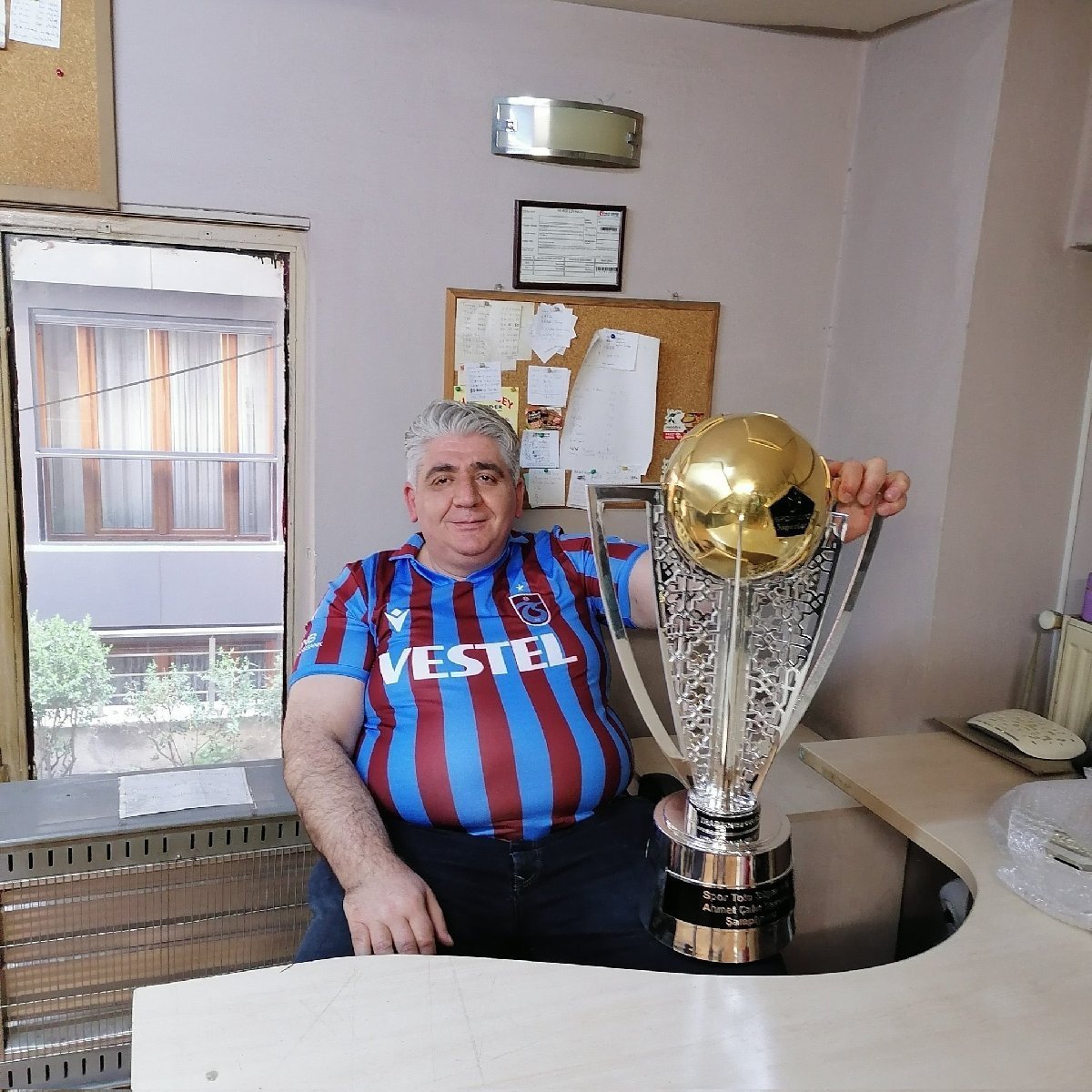 Trabzonspor’un 2021-2022 şampiyonluk kupası görücüye çıktı #1
