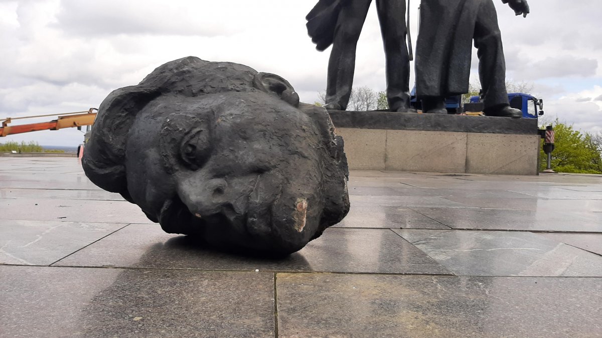 Monument to friendship between Russia and Ukraine destroyed #2