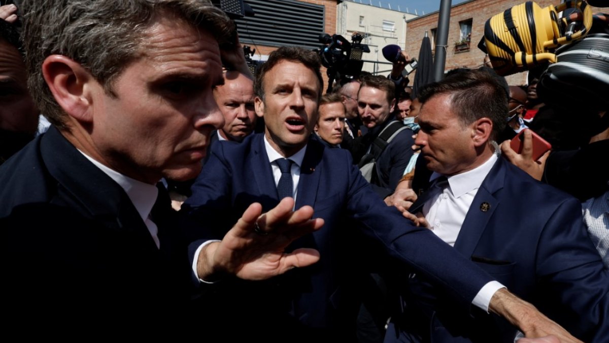 Macron attacked with tomatoes during his market visit