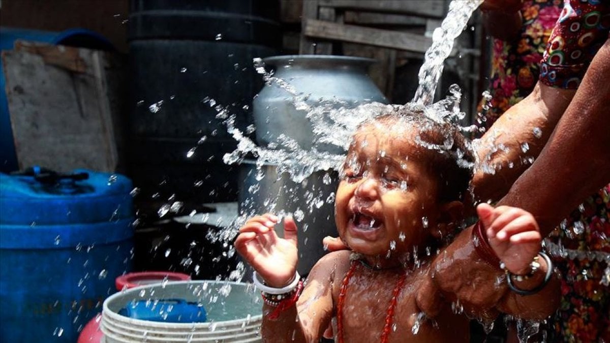 Hindistan da sıcaklık 45 dereceyi geçti #1