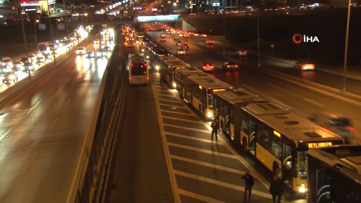 Beylikdüzü ndeki metrobüs kazası sonrası İstanbullular mağdur oldu #1