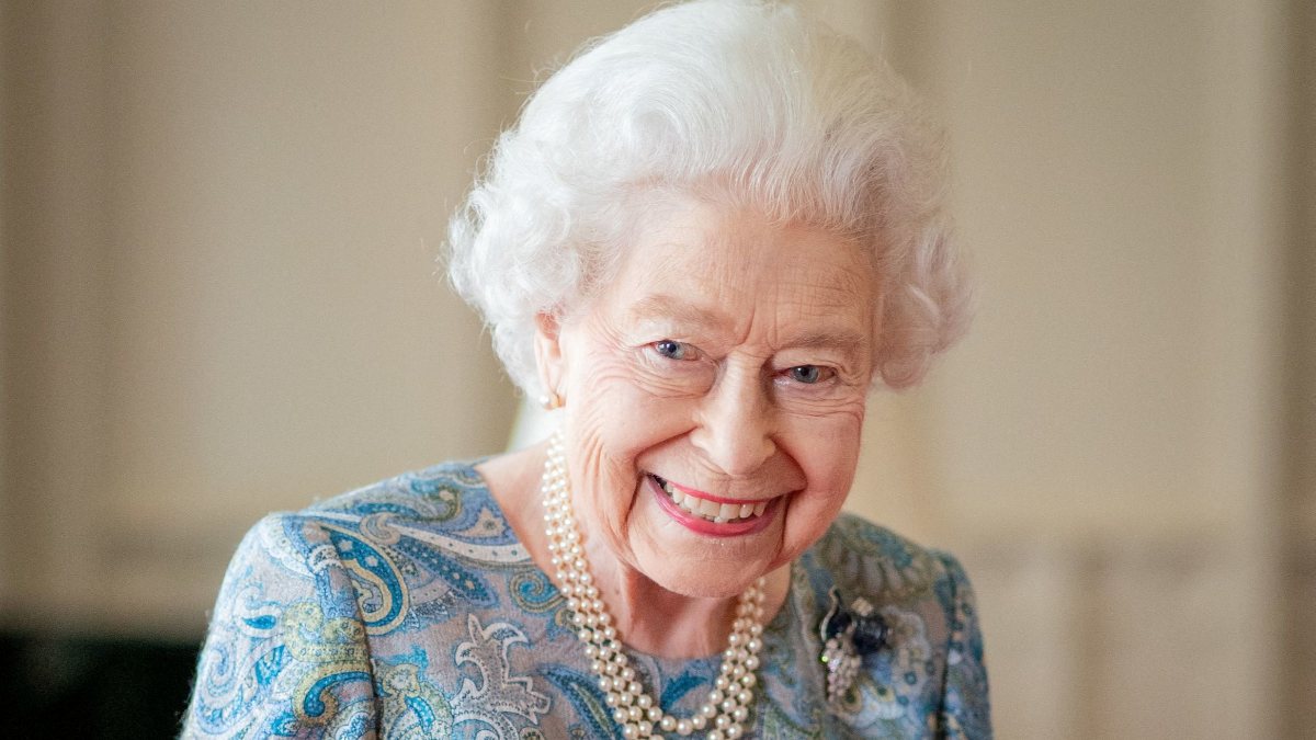 Queen Elizabeth put down the walking stick – Kimdeyir