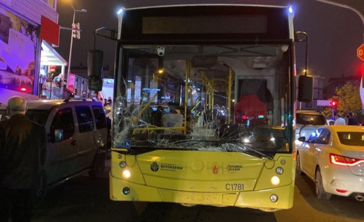 Ataşehir de İETT otobüsü park halinde bulunan araca çarptı #3